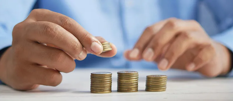 Persona ahorrando para su futuro